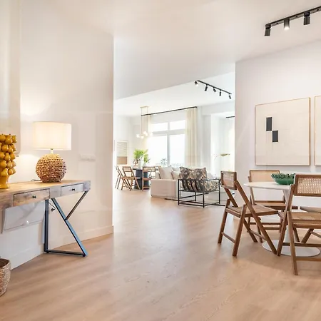 Elegant Coastal Charm With Unique Views By Rems Apartment Malaga
