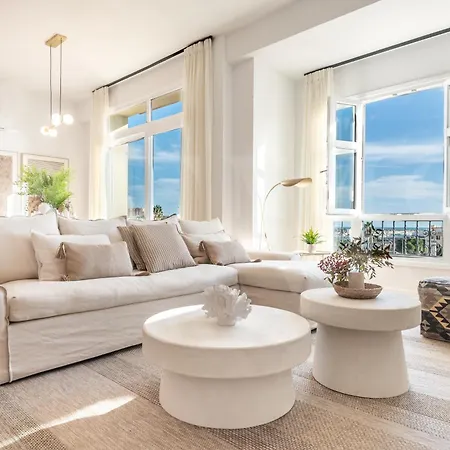 Elegant Coastal Charm With Unique Views By Rems 말라가