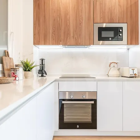 Elegant Coastal Charm With Unique Views By Rems Apartment *