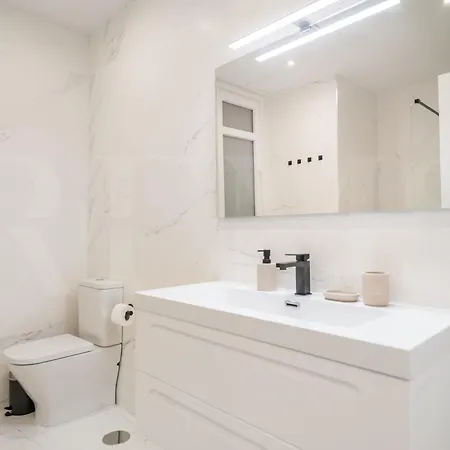 Elegant Coastal Charm With Unique Views By Rems 아파트 말라가