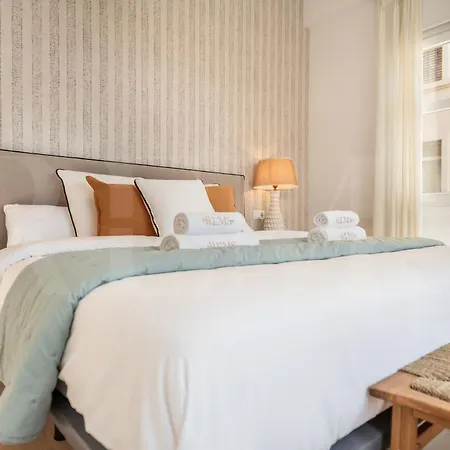 Elegant Coastal Charm With Unique Views By Rems * 말라가