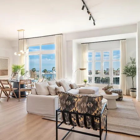 شقة Elegant Coastal Charm With Unique Views By Rems مالقة