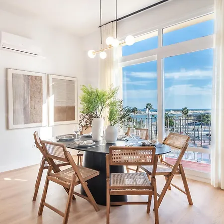 شقة Elegant Coastal Charm With Unique Views By Rems
