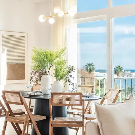 شقة Elegant Coastal Charm With Unique Views By Rems *