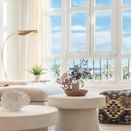 شقة Elegant Coastal Charm With Unique Views By Rems *