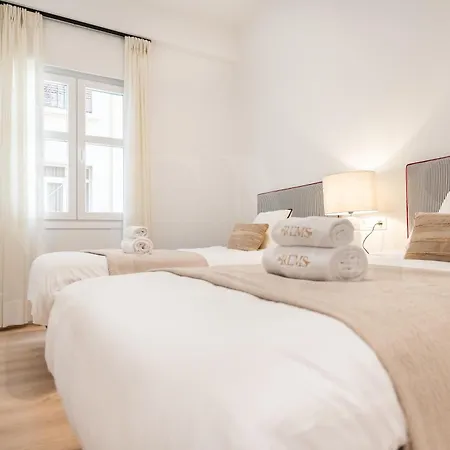Elegant Coastal Charm With Unique Views By Rems * مالقة