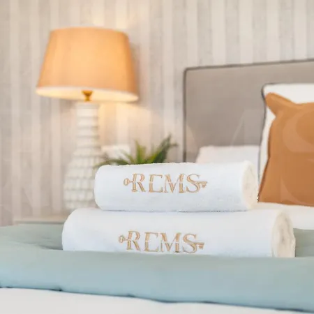 Elegant Coastal Charm With Unique Views By Rems شقة